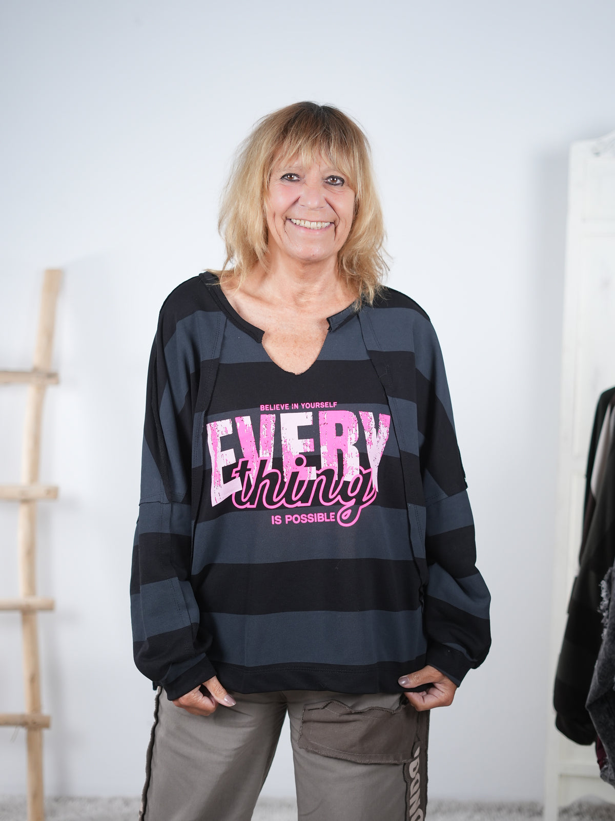 Gestreiftes Sweaty mit Neon Print und Außennähten Anthrazit