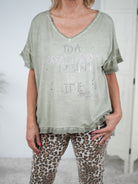 Oversize Shirt im Vokuhila Schnitt mit Schriftzug Olive