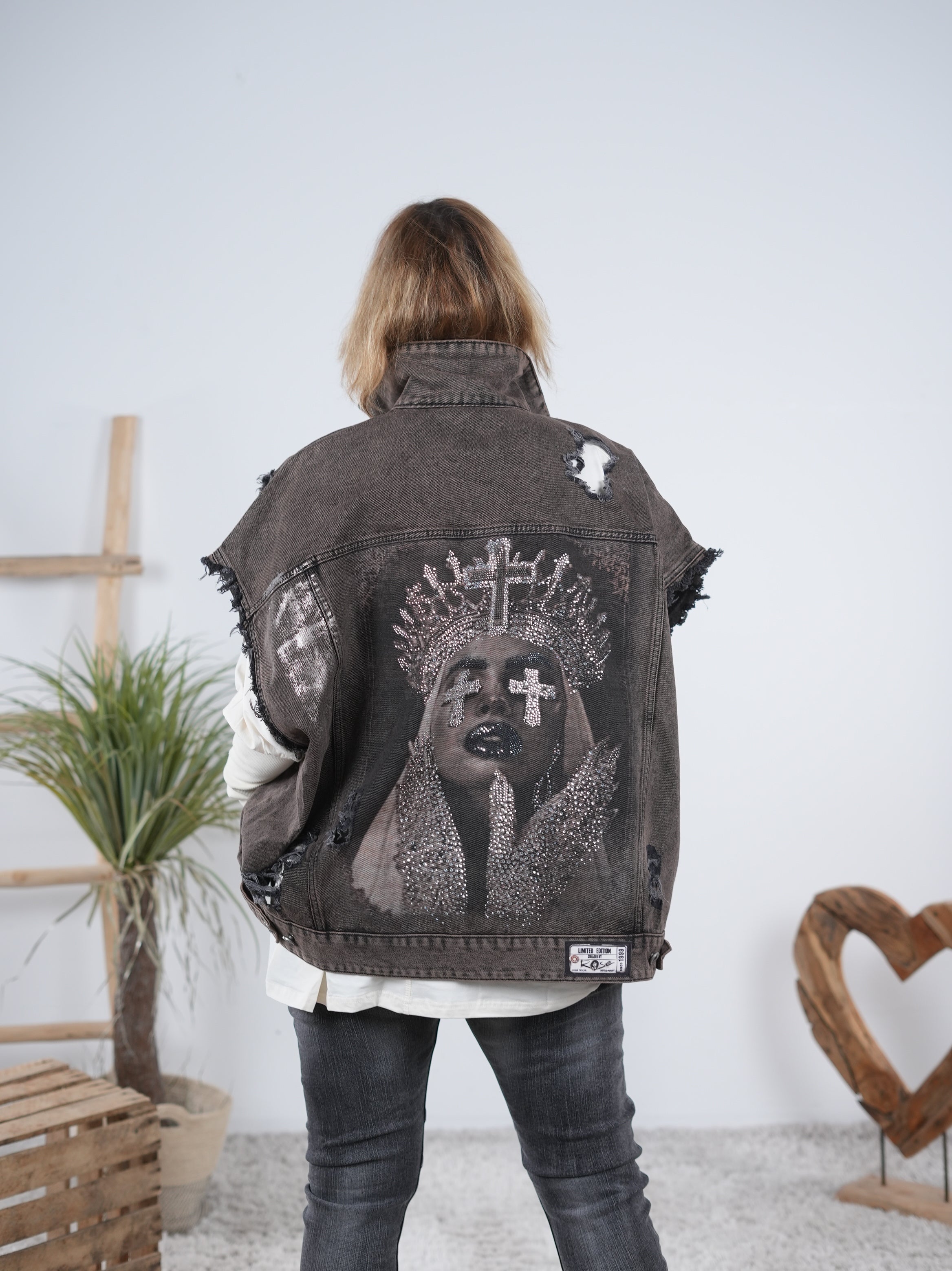 oversize Jeans Weste im destroyed Look mit auffälligem Motiv Frau