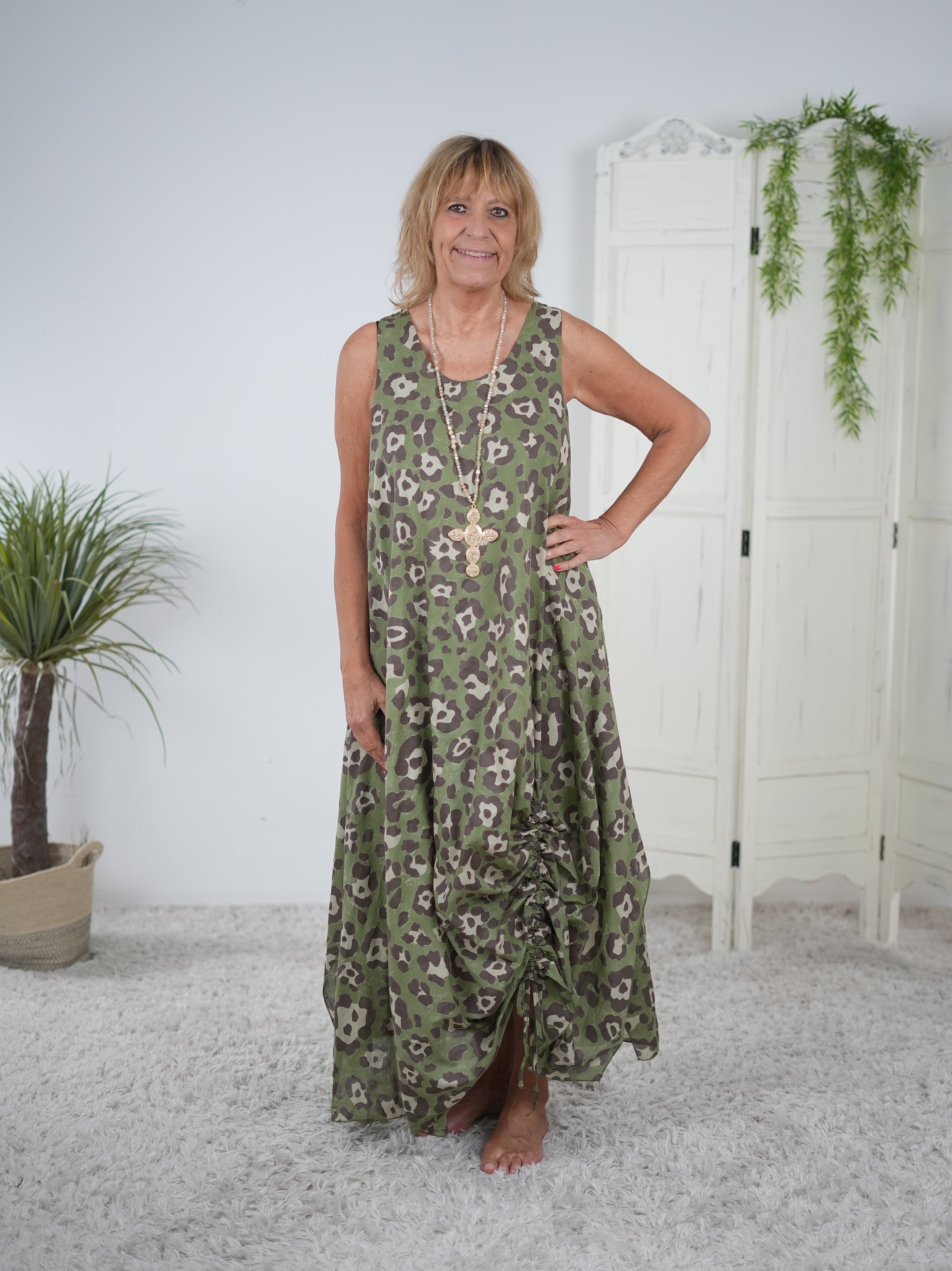 Sommerkleid mit Raffung im Leo Look Olive
