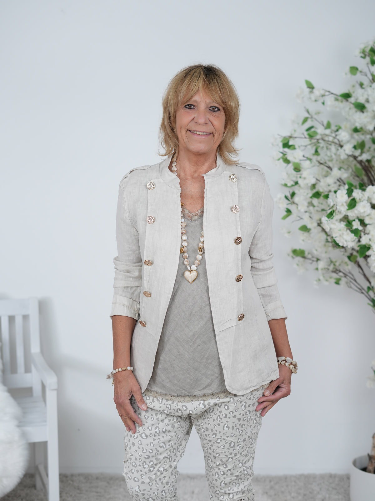 sportlicher Leinen Blazer mit goldenen Knöpfen