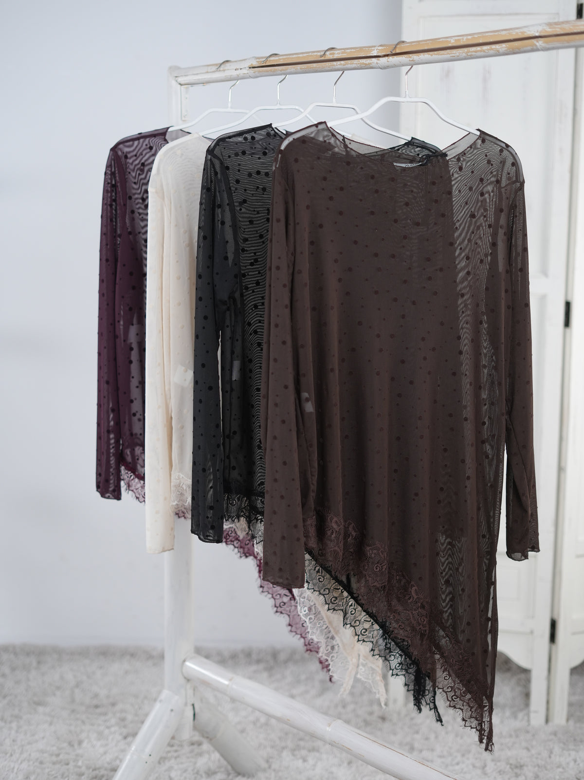 asymmetrisch geschnittenes Basic Shirt aus Mesh Schoko