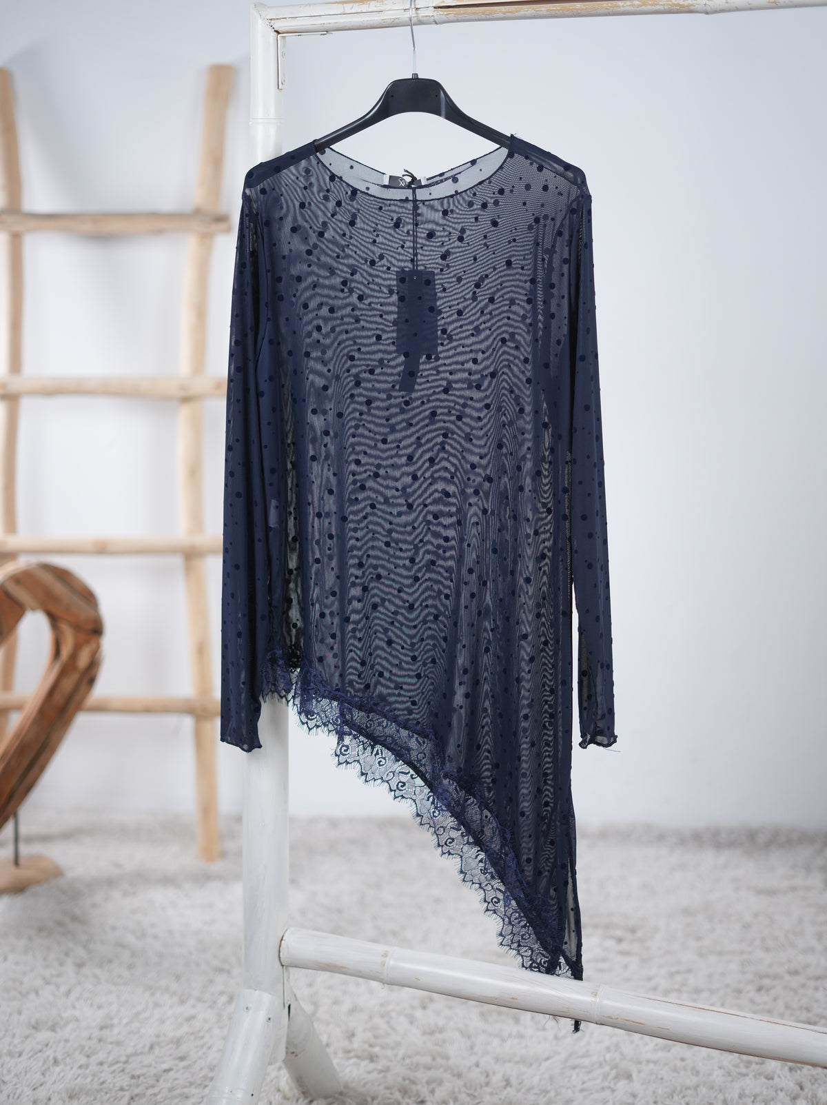 asymmetrisch geschnittenes Basic Shirt aus Mesh Blau