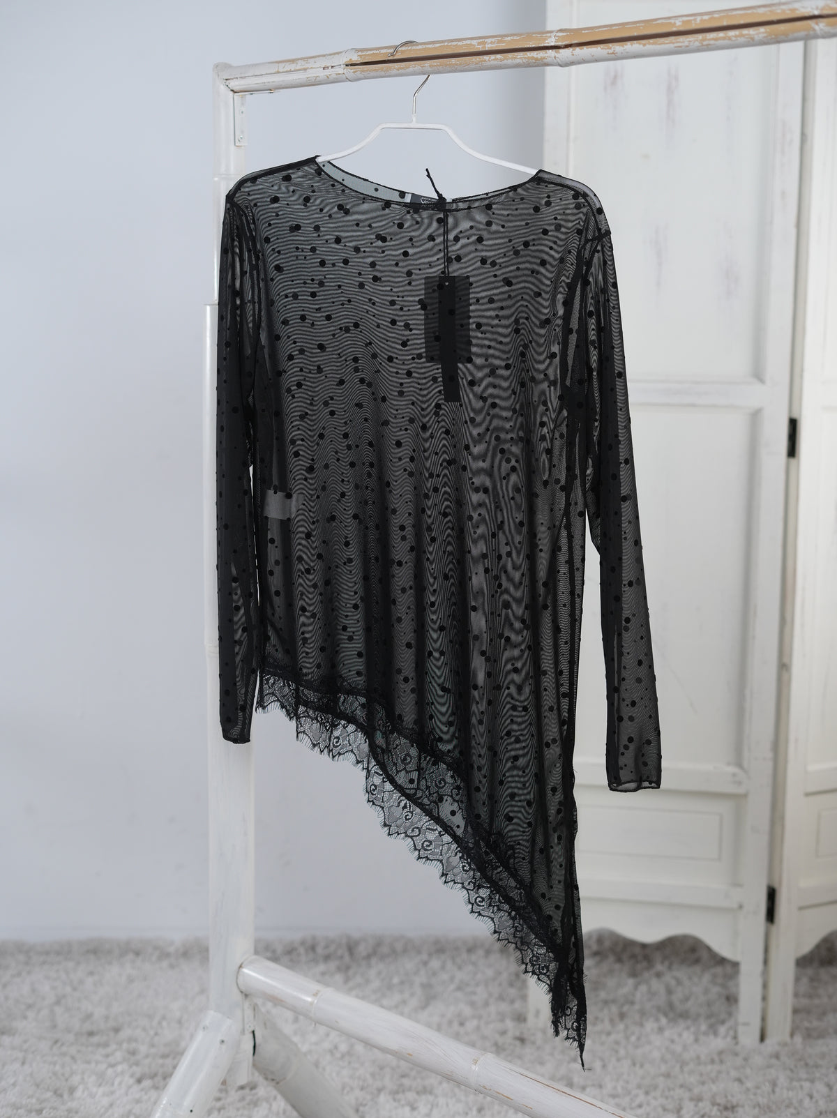 asymmetrisch geschnittenes Basic Shirt aus Mesh Schwarz