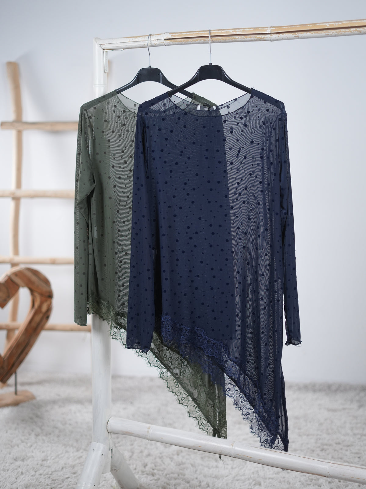 asymmetrisch geschnittenes Basic Shirt aus Mesh