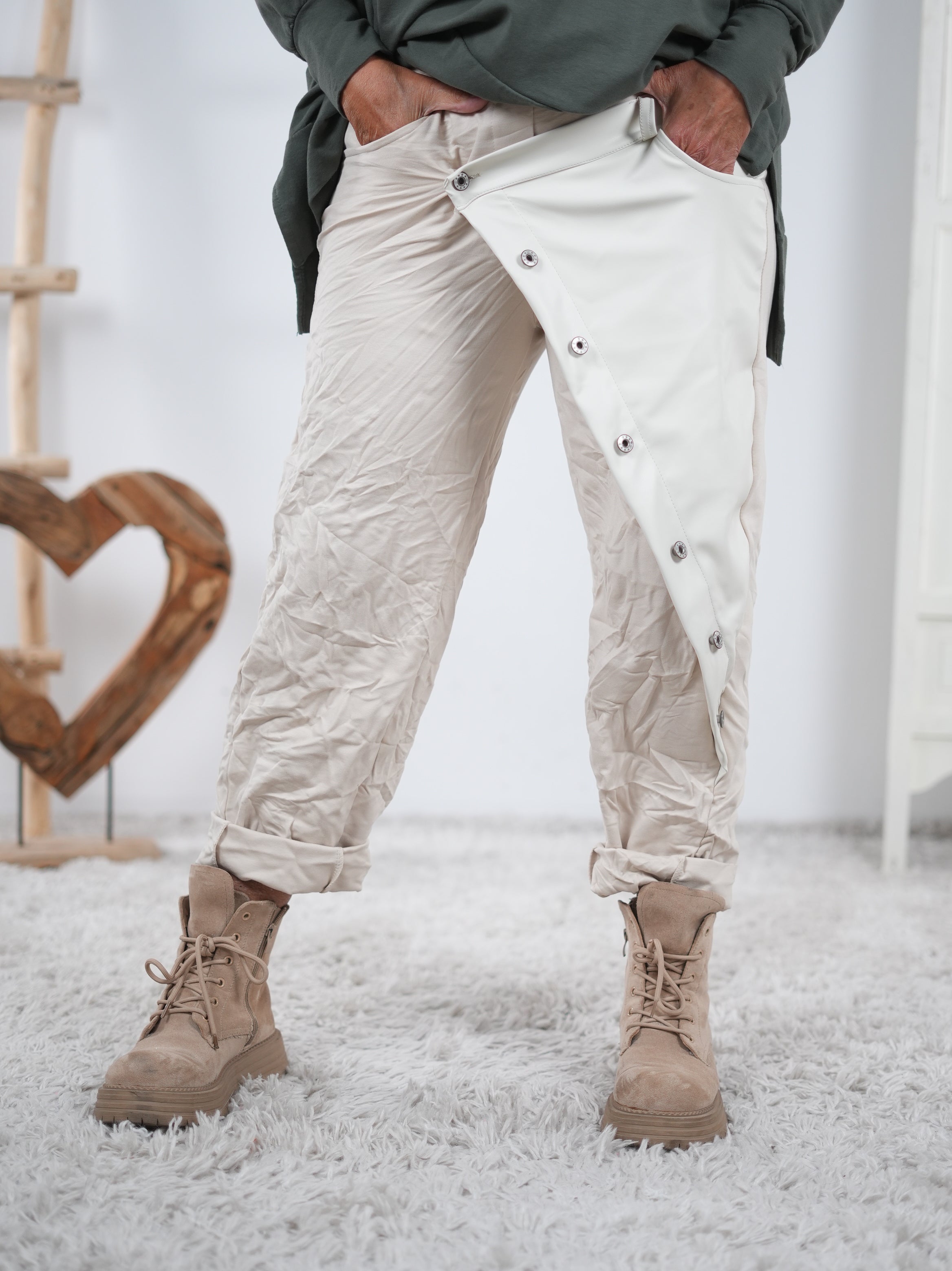 Ausgefallene Jogpant mit Kunstleder Element Beige