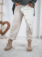 Ausgefallene Jogpant mit Kunstleder Element Beige