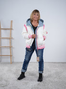 Ausgefallene Steppjacke mit bunten Details und Strickbündchen