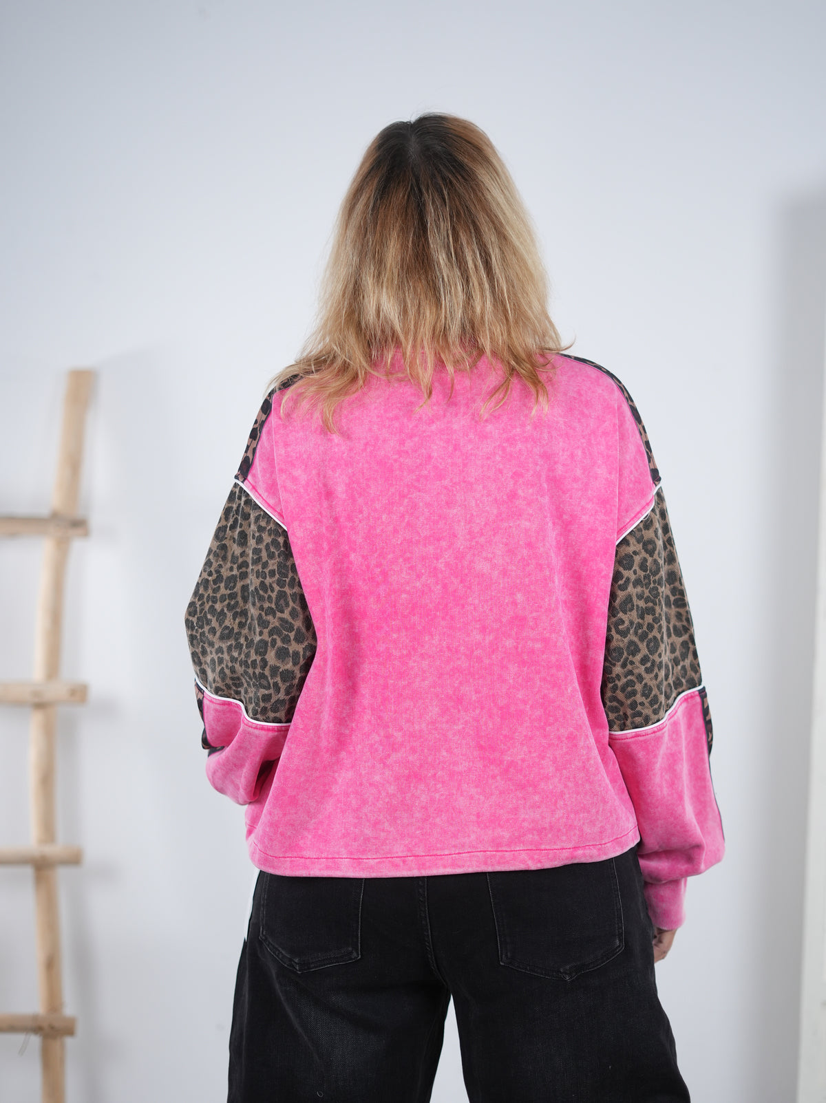 ausgefallenes Sweatshirt mit großen, bunten Patches