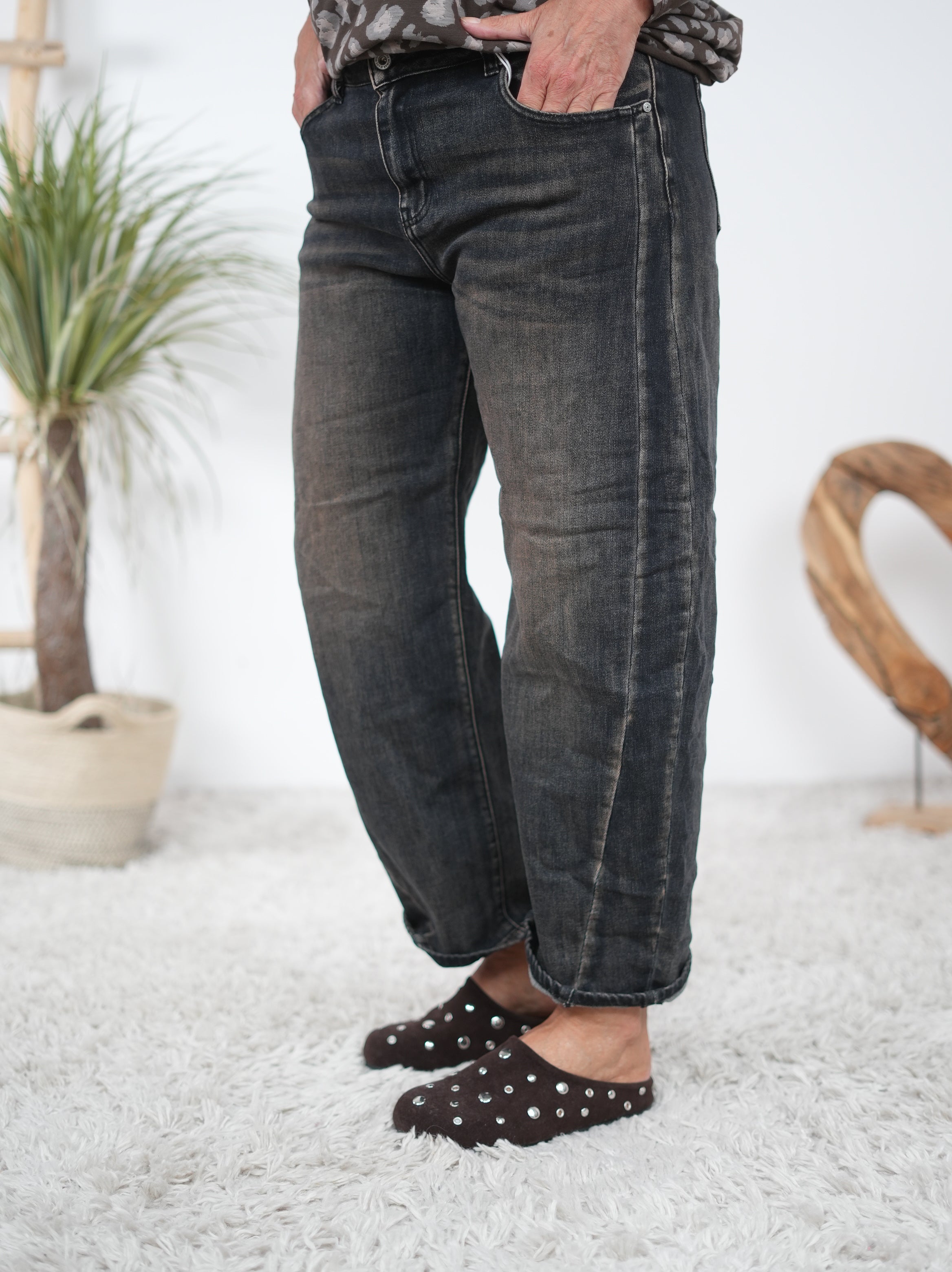 Barrel Jeans mit schoko Akzenten