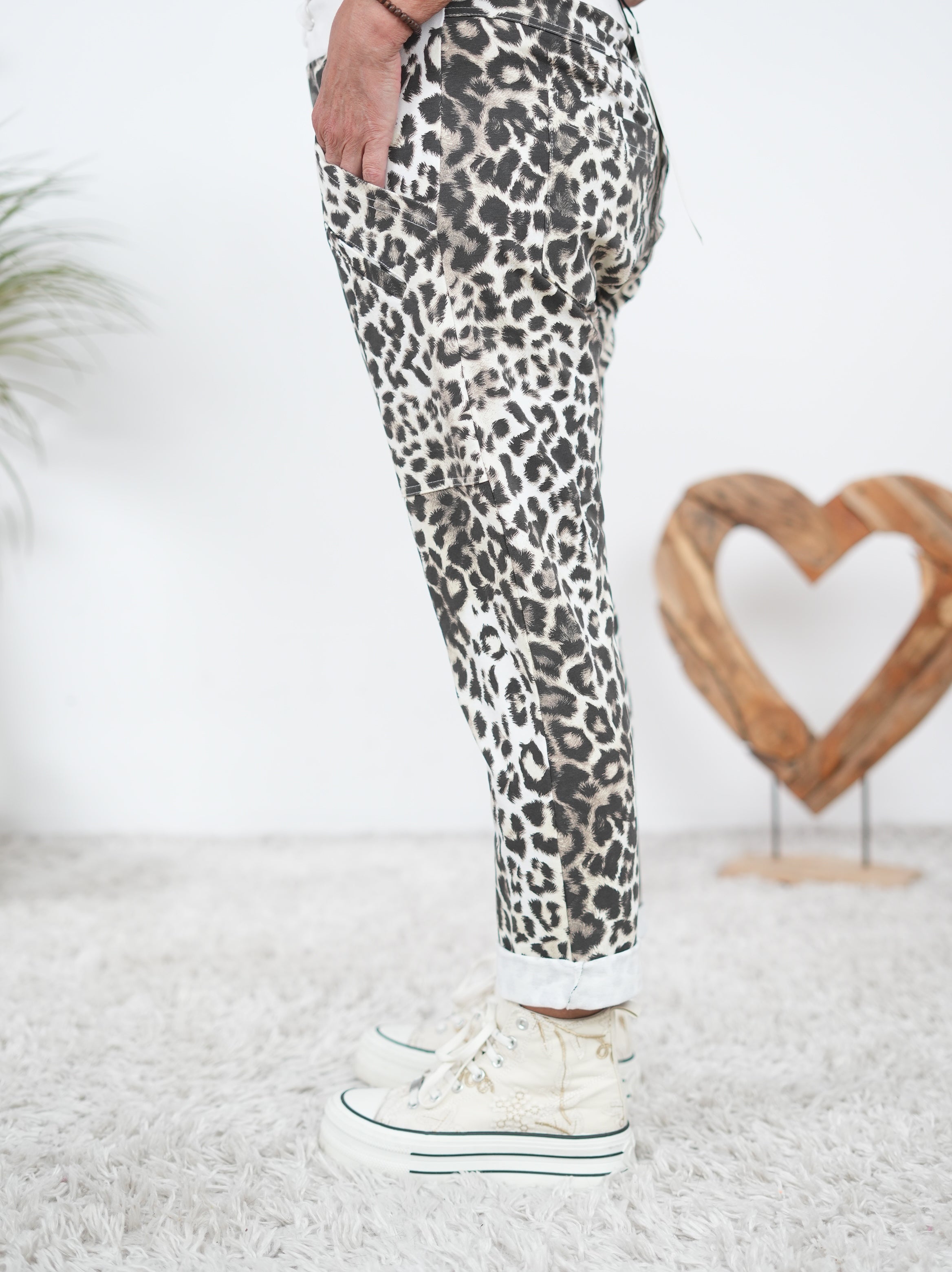 Bequeme Pants mit Gummibund im Leo Look