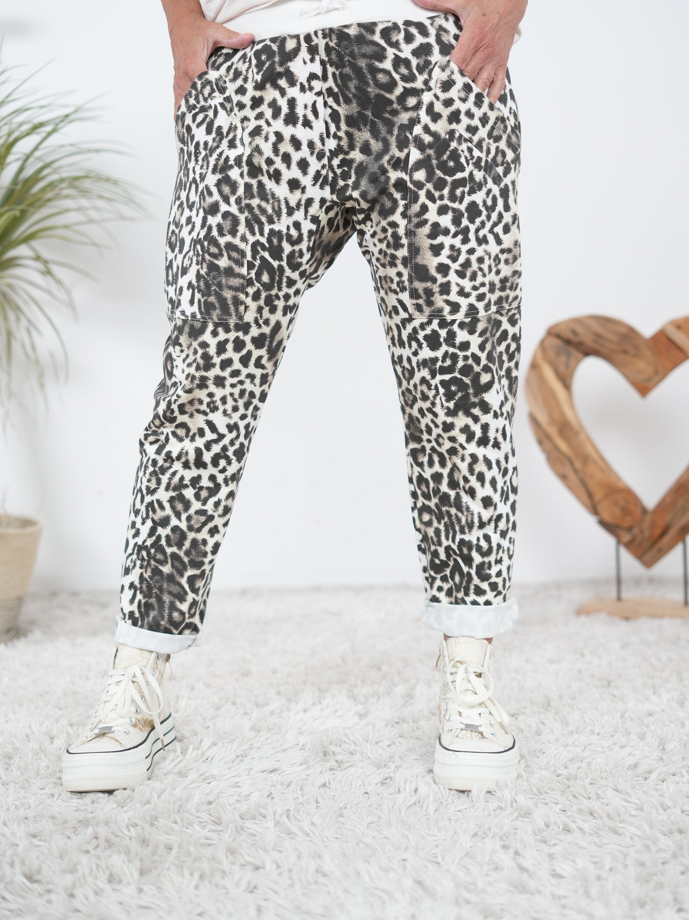 Bequeme Pants mit Gummibund im Leo Look