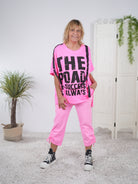 bequemes Shirt mit großem Schriftzug und Gurtband Neonpink
