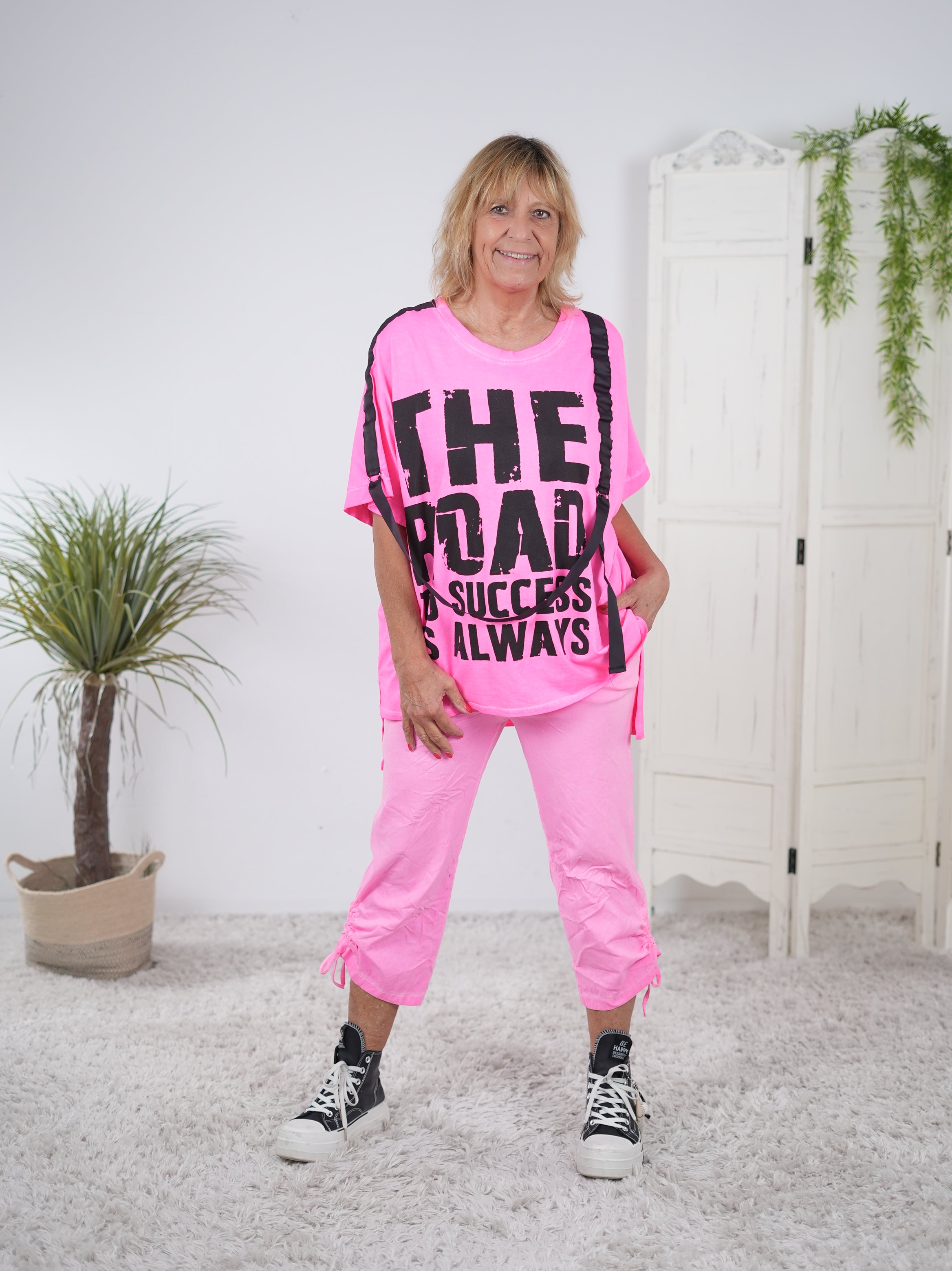 bequemes Shirt mit großem Schriftzug und Gurtband Neonpink