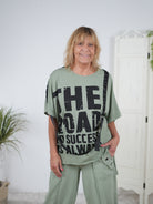 bequemes Shirt mit großem Schriftzug und Gurtband