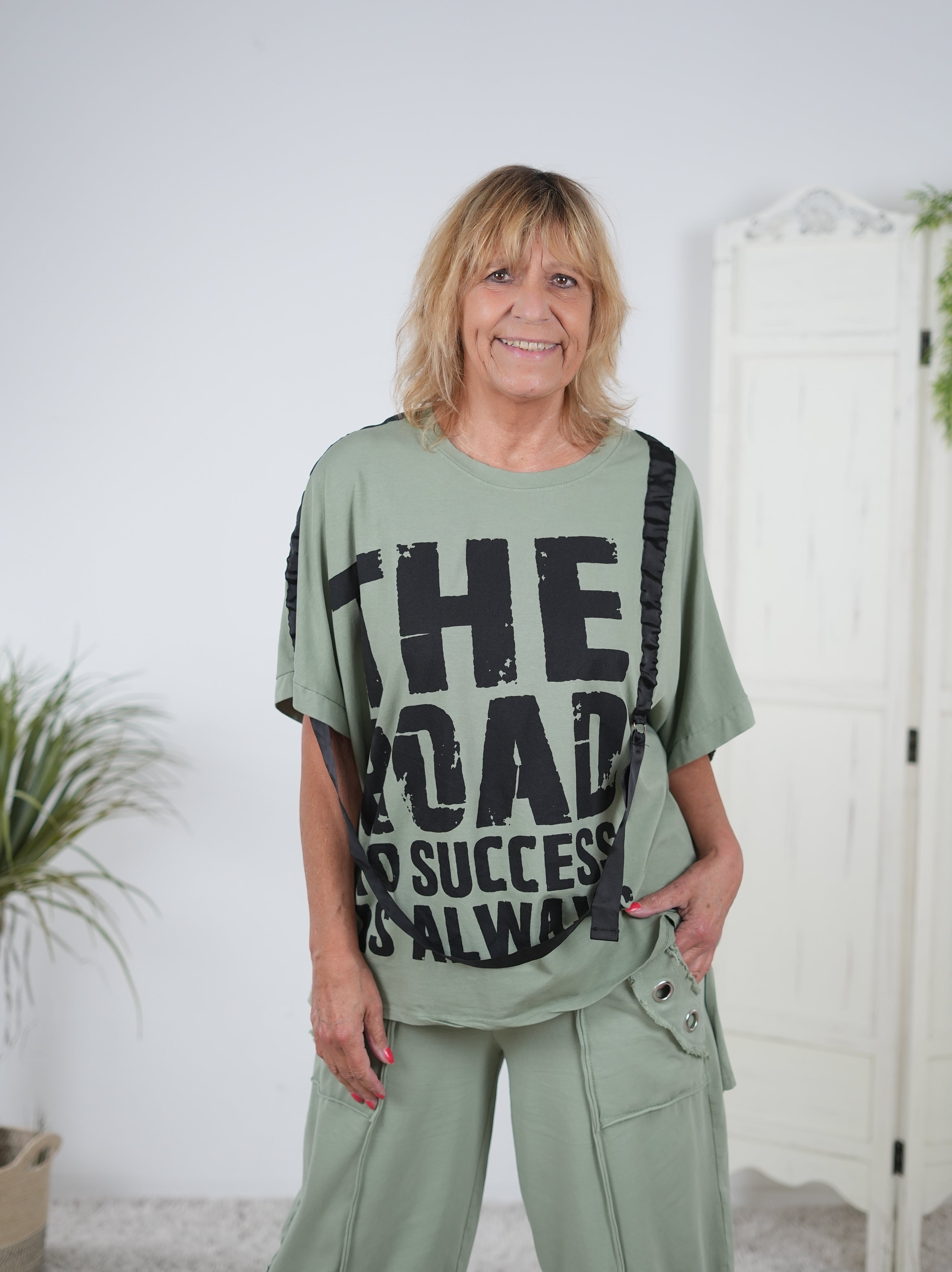 bequemes Shirt mit großem Schriftzug und Gurtband