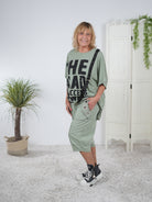 bequemes Shirt mit großem Schriftzug und Gurtband