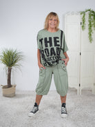bequemes Shirt mit großem Schriftzug und Gurtband Olive