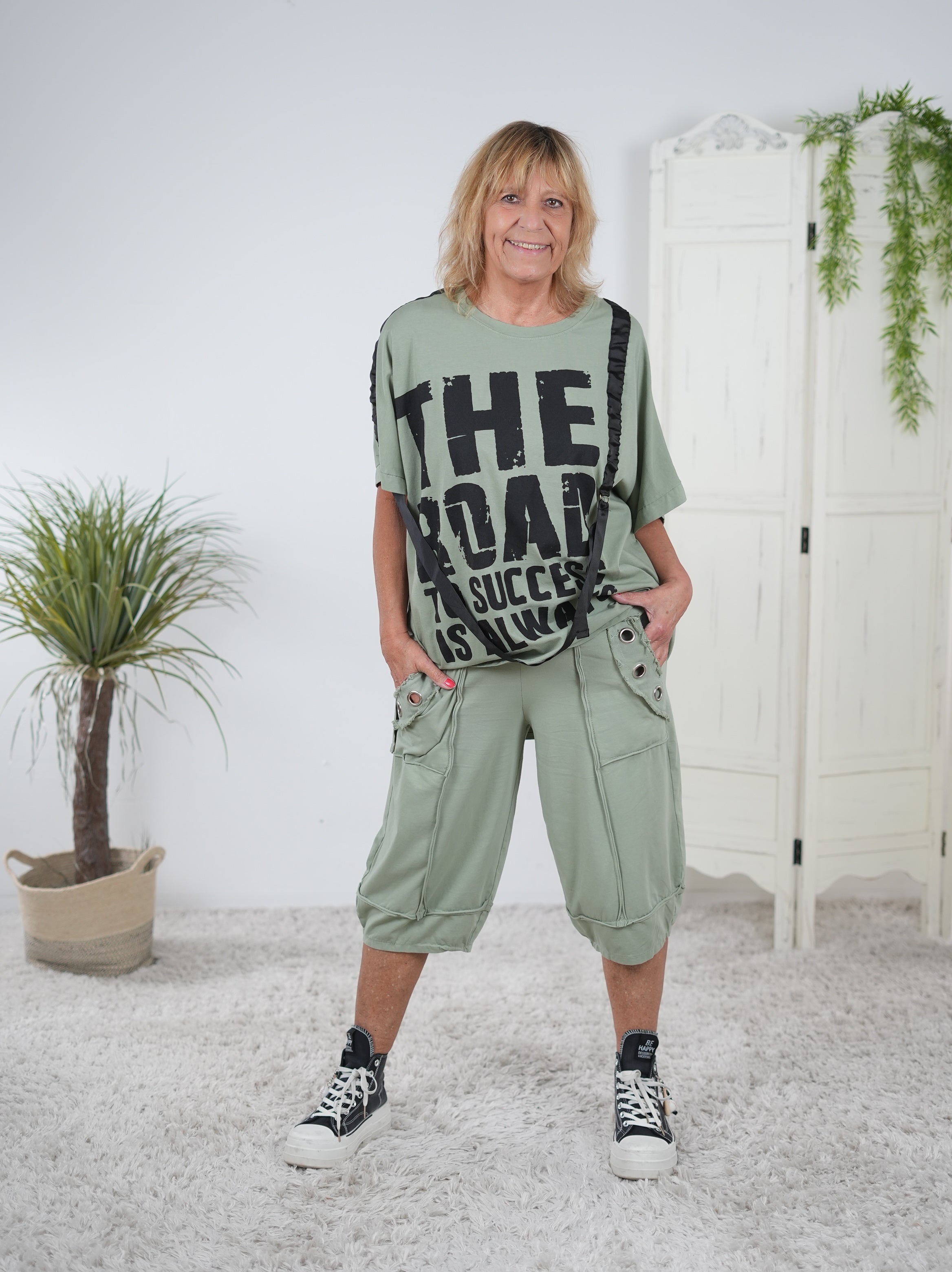 bequemes Shirt mit großem Schriftzug und Gurtband Olive