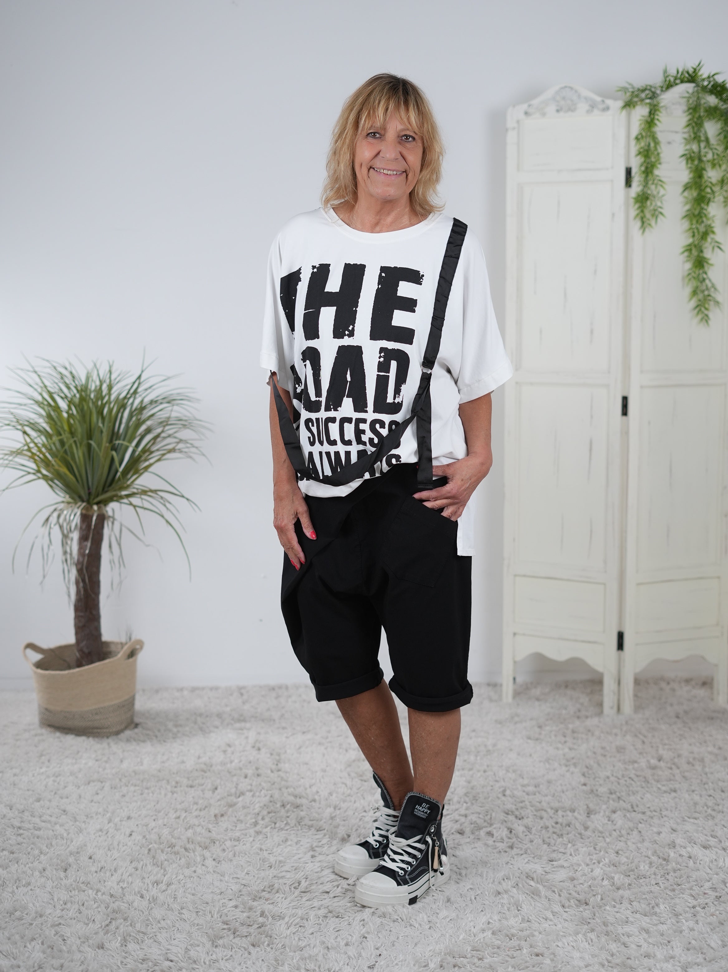 bequemes Shirt mit großem Schriftzug und Gurtband Weiß