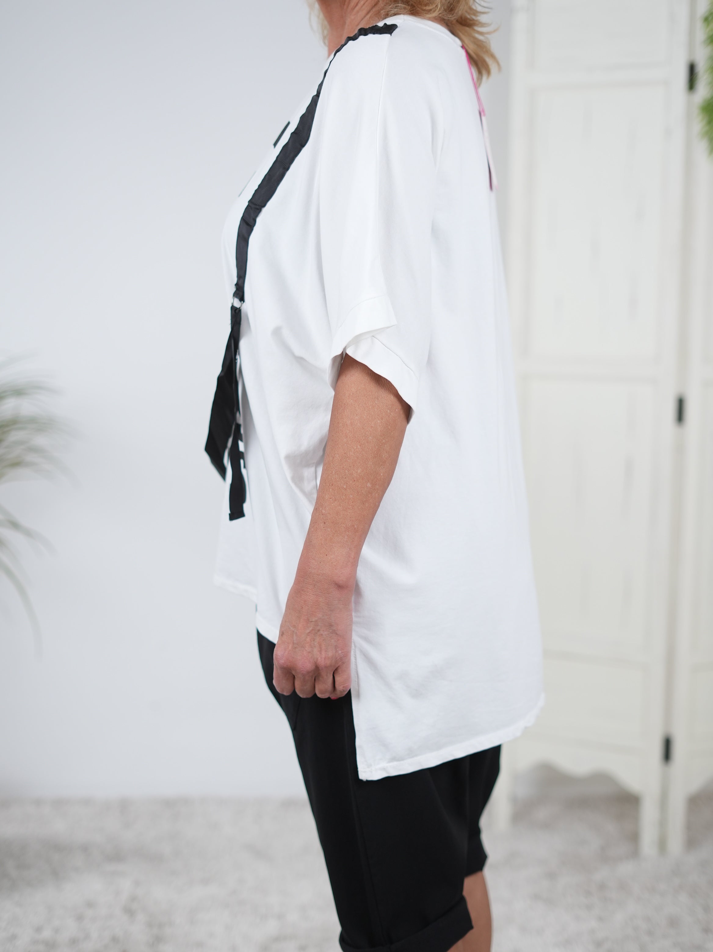 bequemes Shirt mit großem Schriftzug und Gurtband