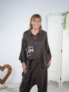 Bluse mit Cut Outs, Schriftzug und ausgefranstem Abschluss Schoko