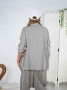 Bluse mit Cut Outs, Schriftzug und ausgefranstem Abschluss
