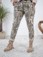 Camouflage Jogpant mit seitlichen Eingrifftaschen Beige
