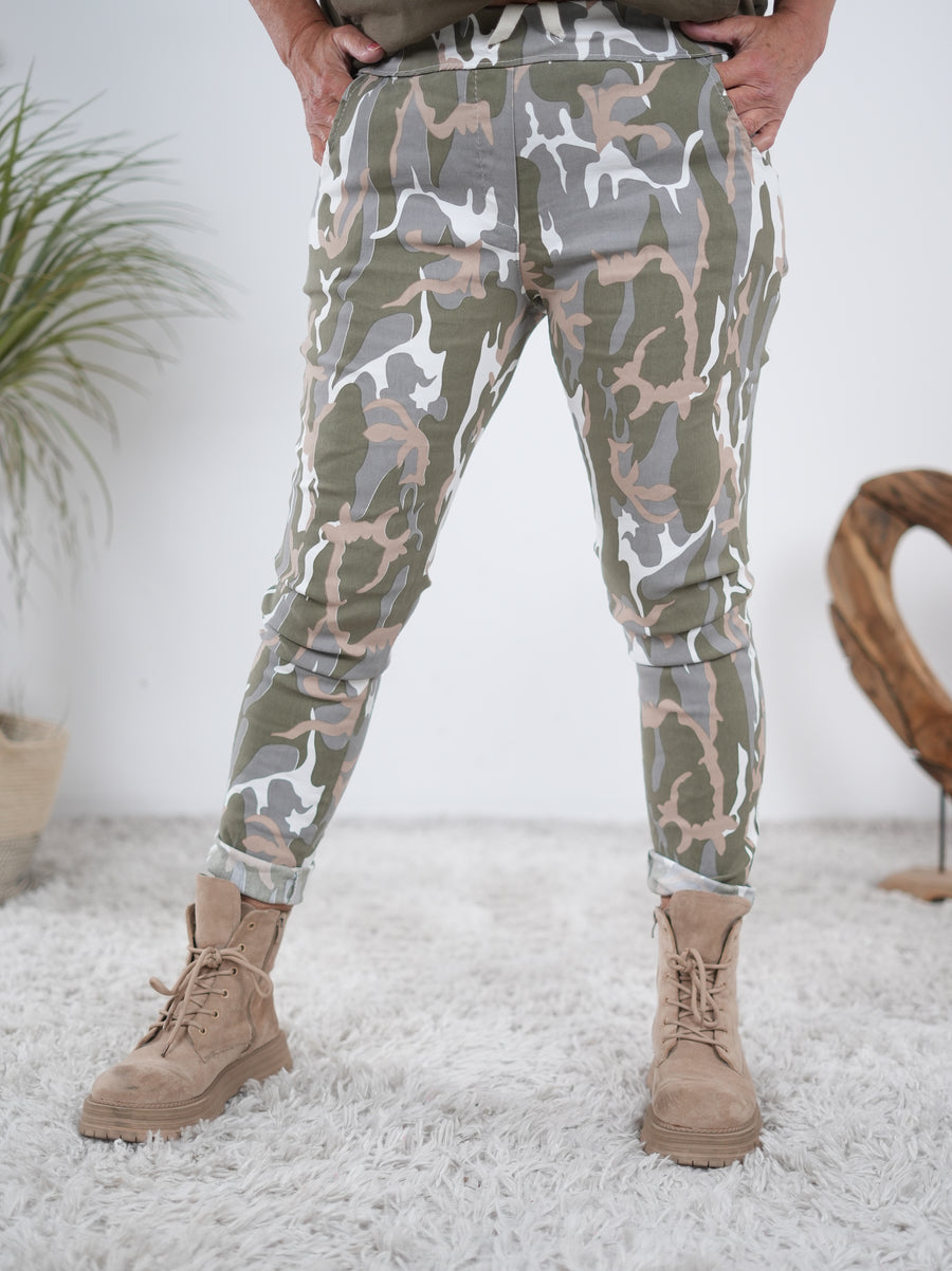Camouflage Jogpant mit seitlichen Eingrifftaschen Weiß