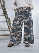 Cargo Hose im Marlene Schnitt, Camouflage Blau Grau