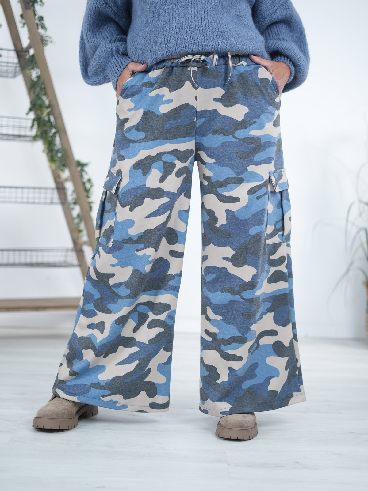 Cargo Hose im Marlene Schnitt, Camouflage Blau