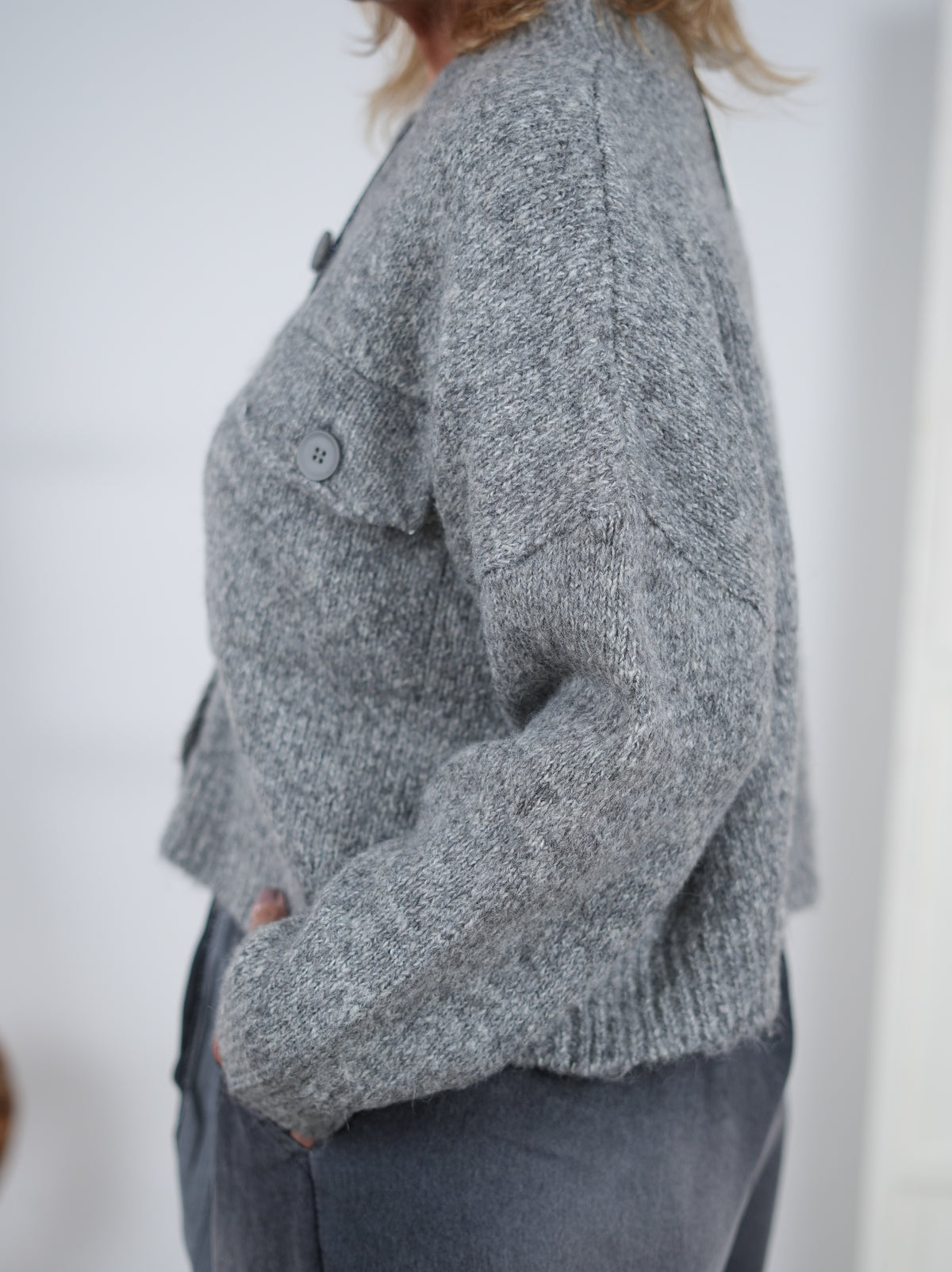 Crop Strickjacke mit Knopfleiste, meliert