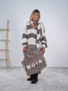 Gestreifte Strickjacke mit süßen Knöpfen
