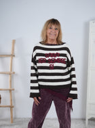 Gestreifter Strickpullover mit Schriftzug