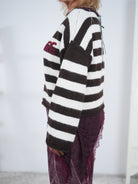 Gestreifter Strickpullover mit Schriftzug