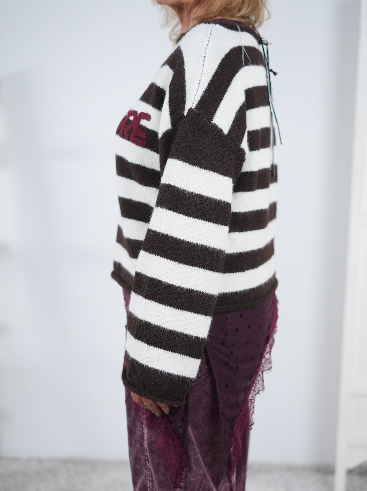 Gestreifter Strickpullover mit Schriftzug