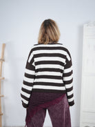 Gestreifter Strickpullover mit Schriftzug