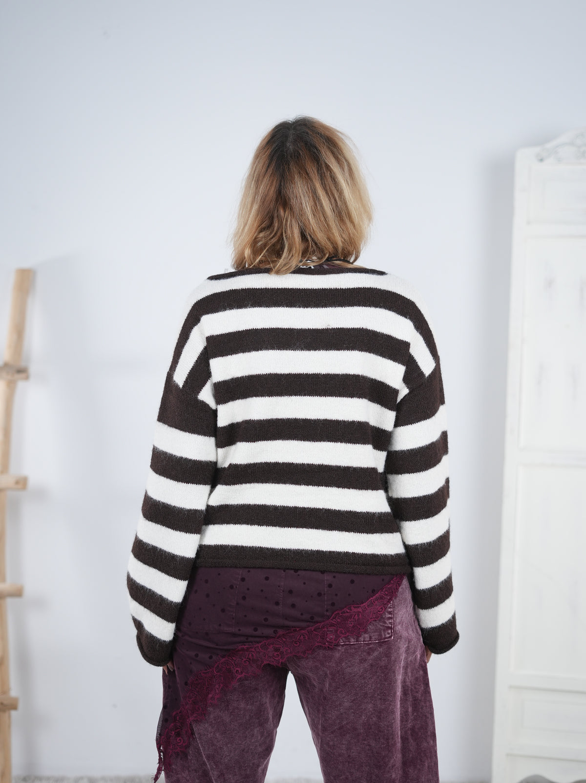 Gestreifter Strickpullover mit Schriftzug