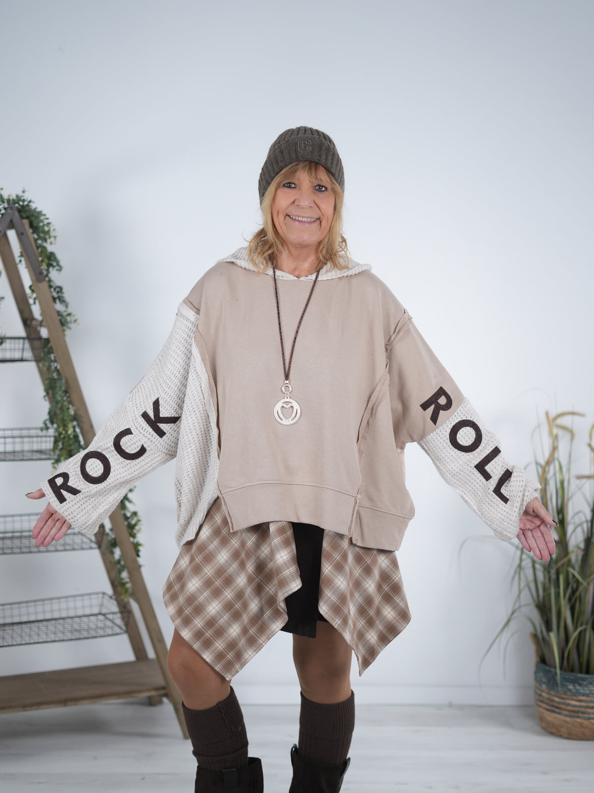 Hoody mit großem Schriftzug und Strickkapuze