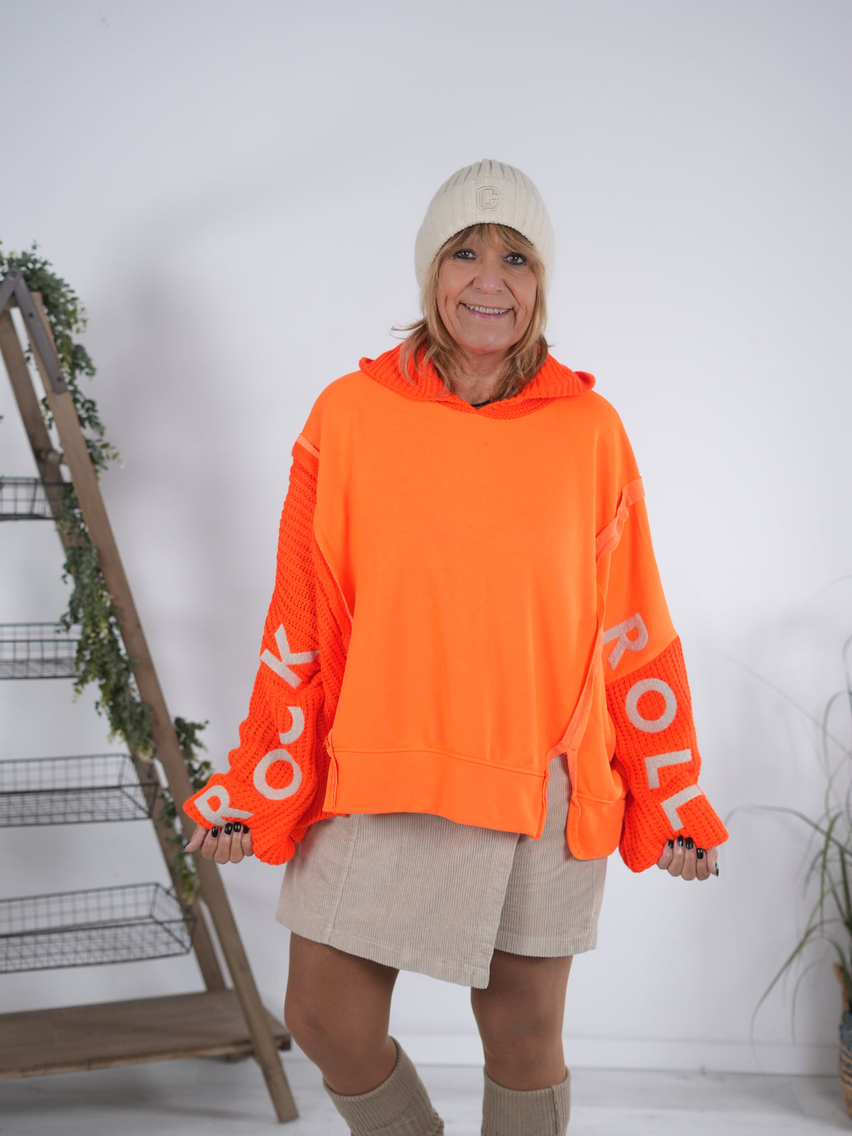 Hoody mit großem Schriftzug und Strickkapuze