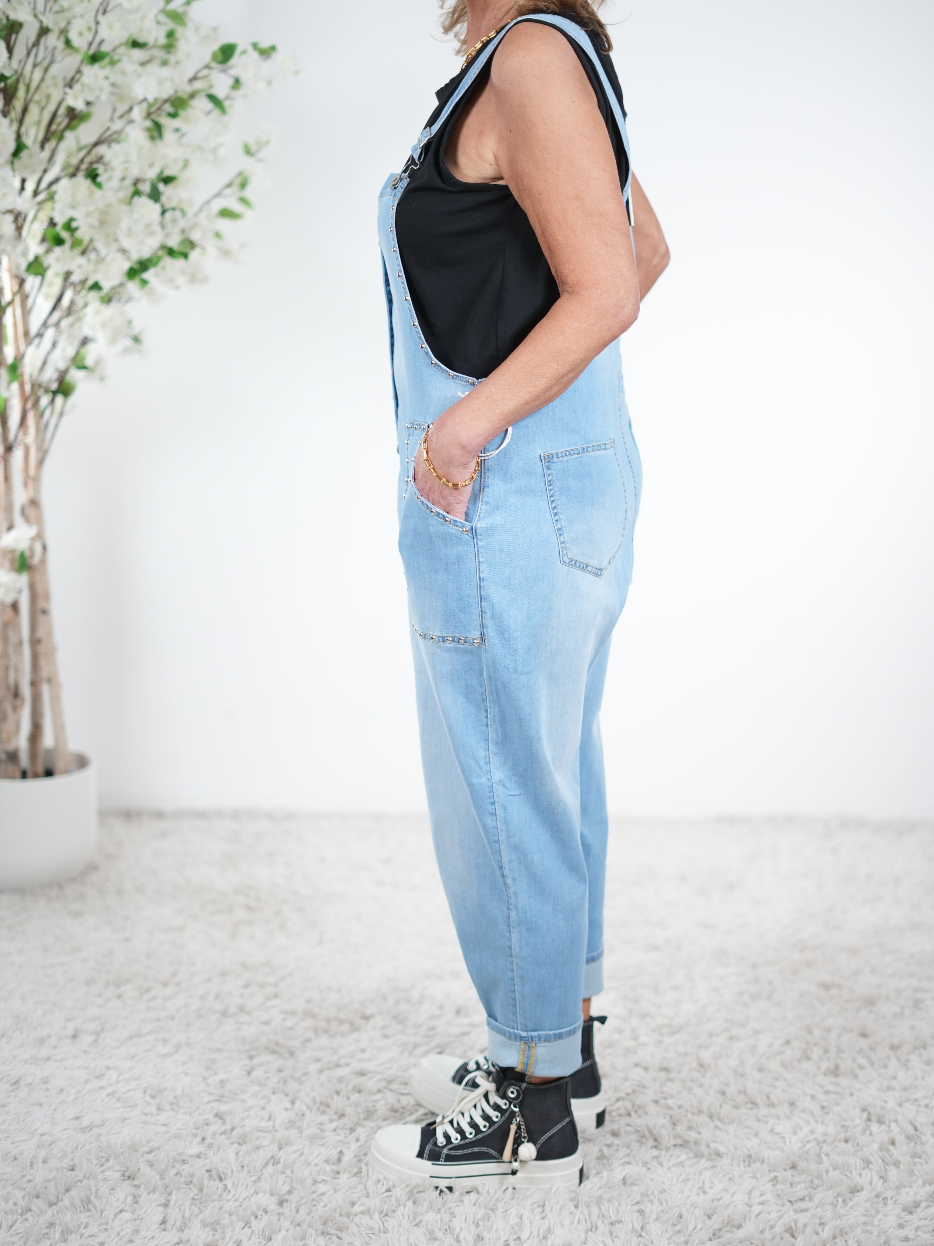 Jeans Latzhose mit Nieten