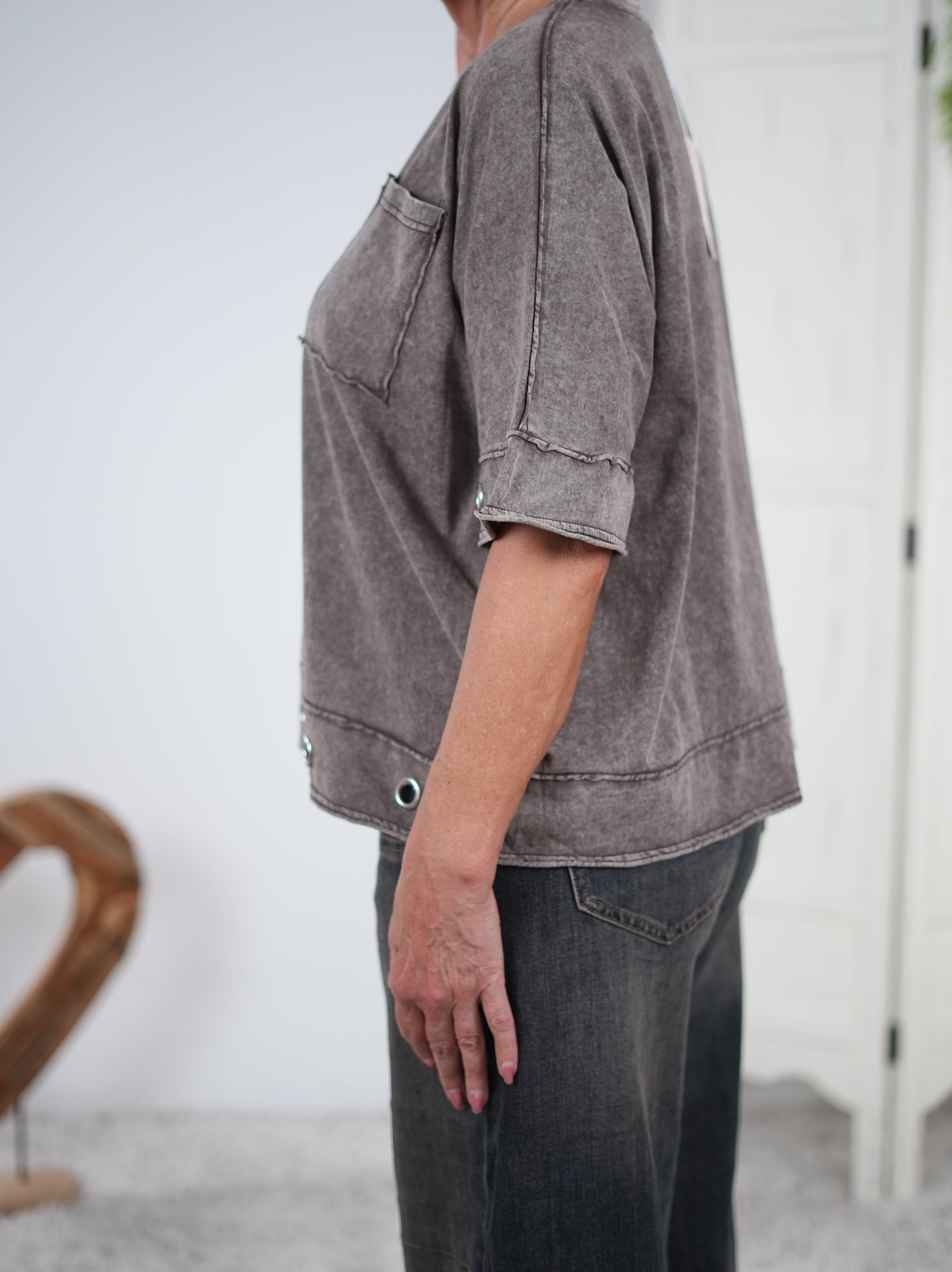 kastig geschnittenes Shirt mit Ösen verziert