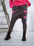 Kunstleder Baggy mit Neon Akzenten Schoko