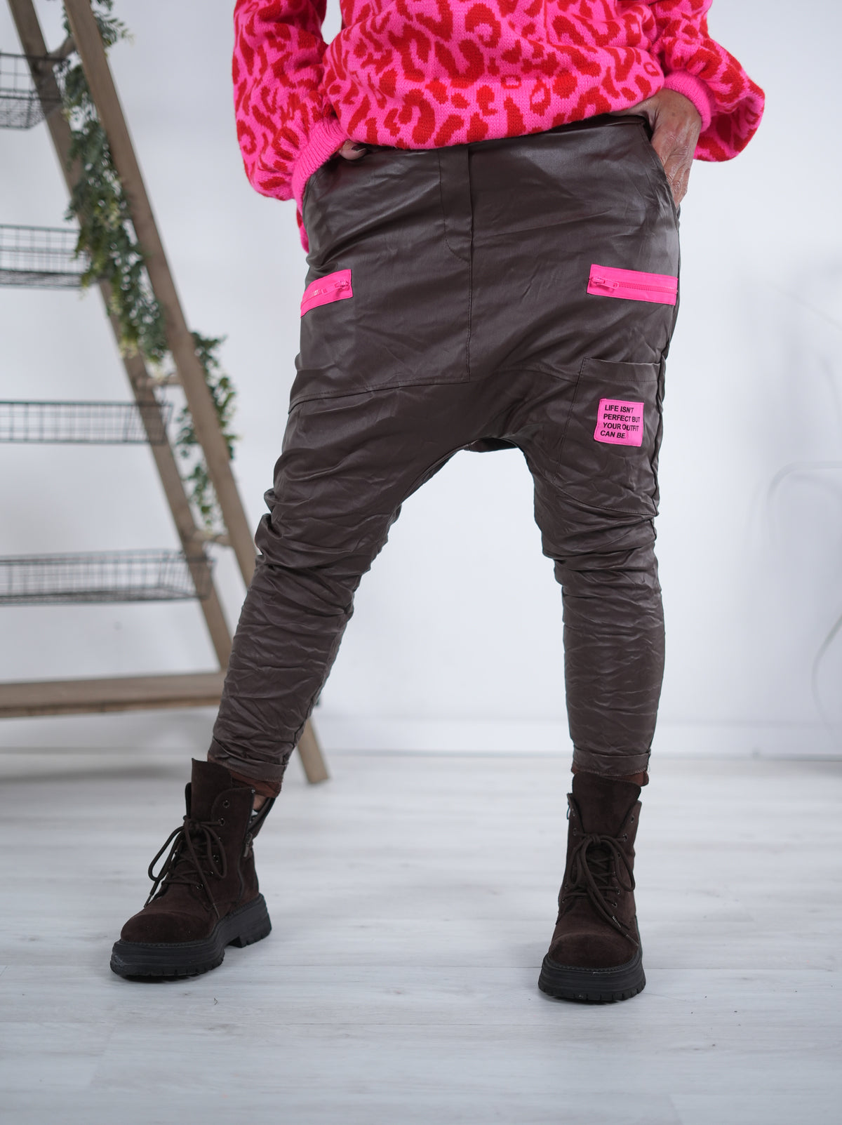 Kunstleder Baggy mit Neon Akzenten Schoko