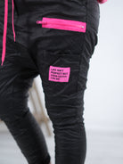 Kunstleder Baggy mit Neon Akzenten