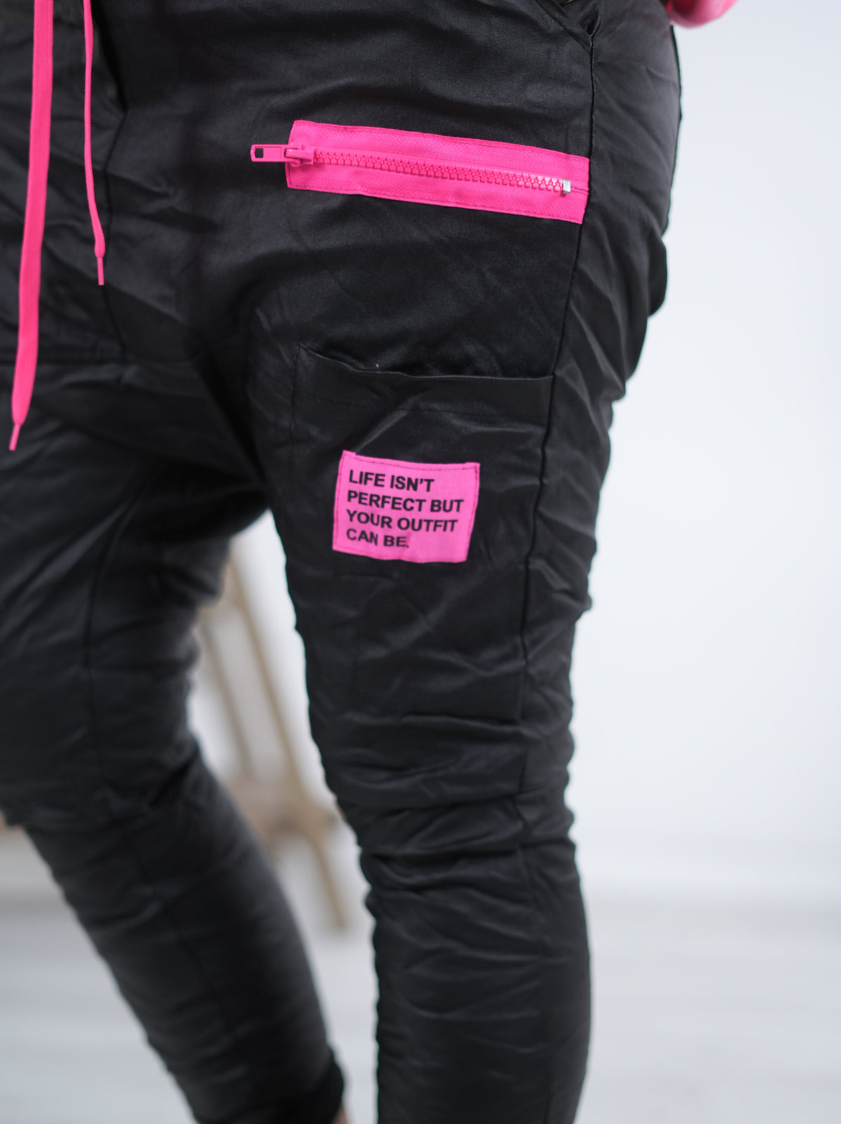 Kunstleder Baggy mit Neon Akzenten
