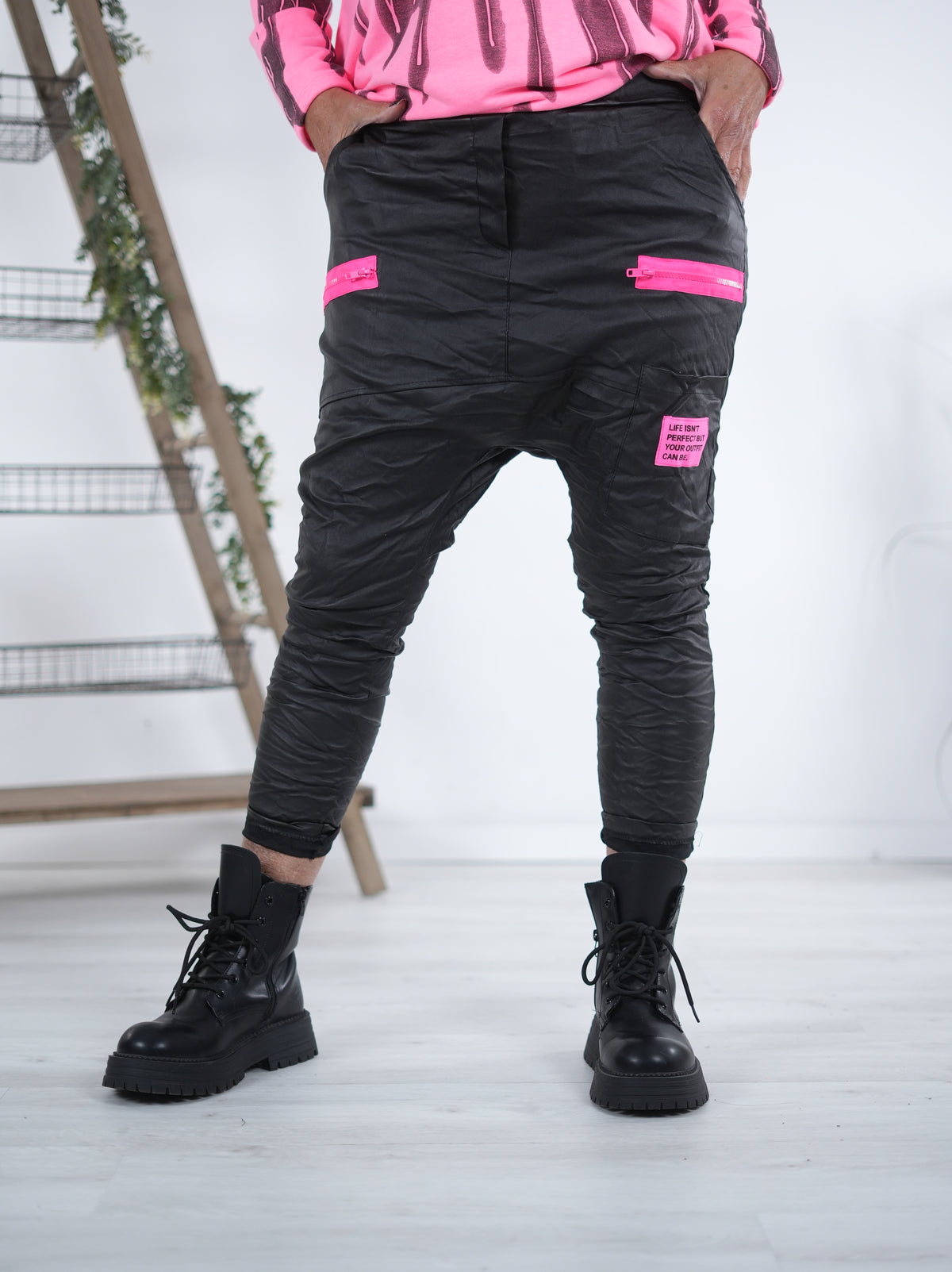 Kunstleder Baggy mit Neon Akzenten