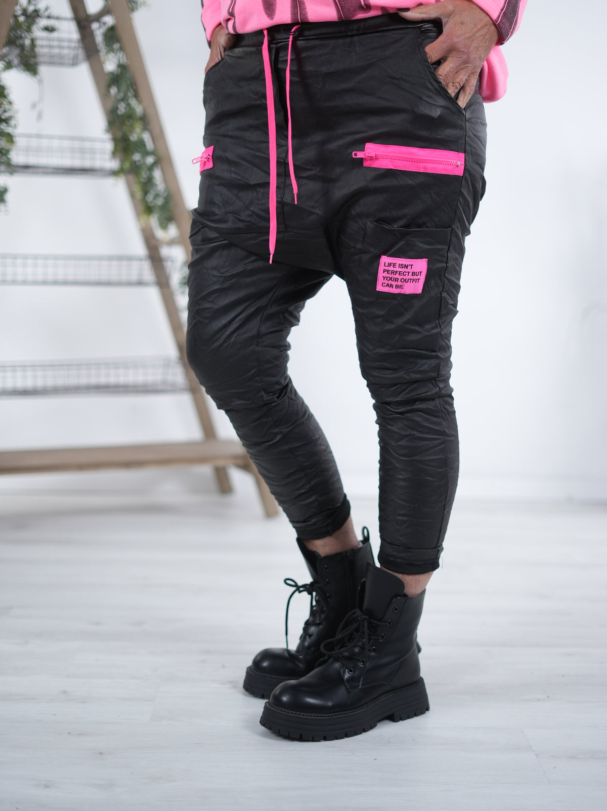 Kunstleder Baggy mit Neon Akzenten Schwarz