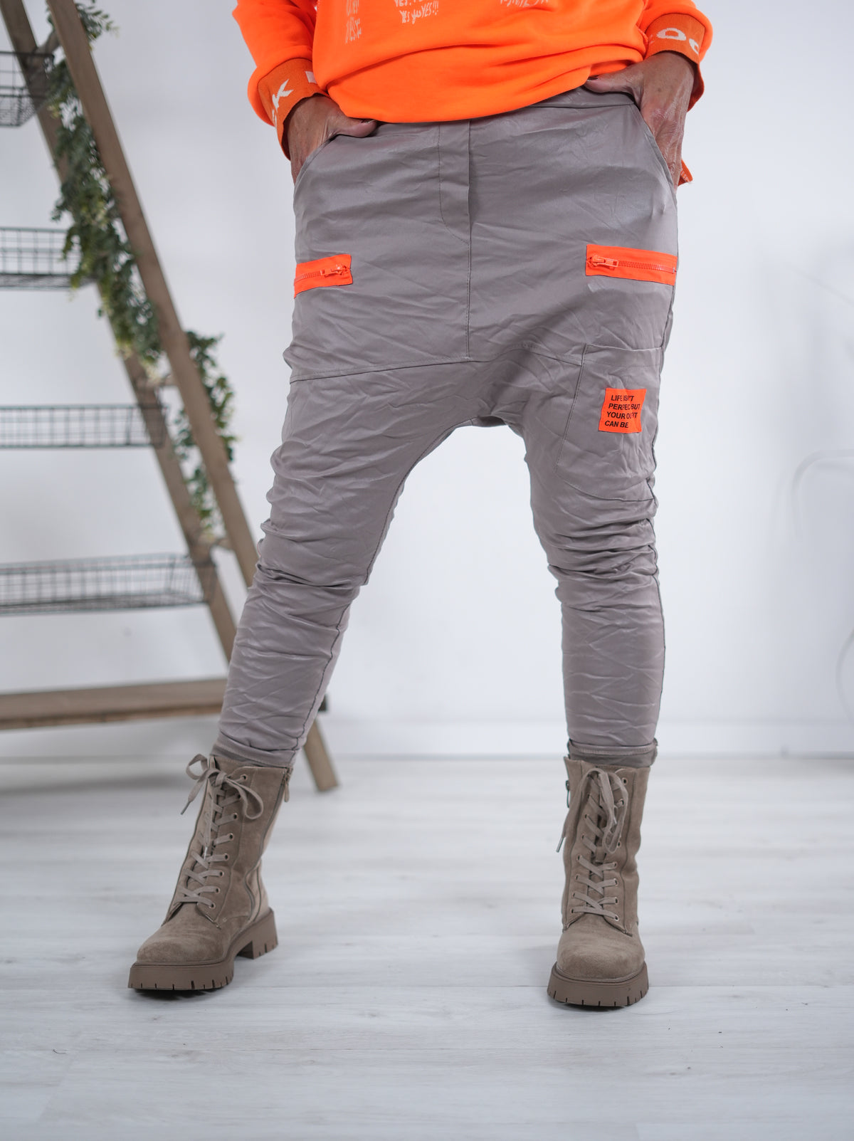 Kunstleder Baggy mit Neon Akzenten Taupe