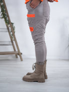 Kunstleder Baggy mit Neon Akzenten